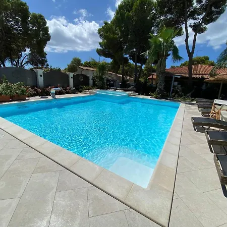 شقة فندقية Aquamarina Pavoncella Blu & 4*